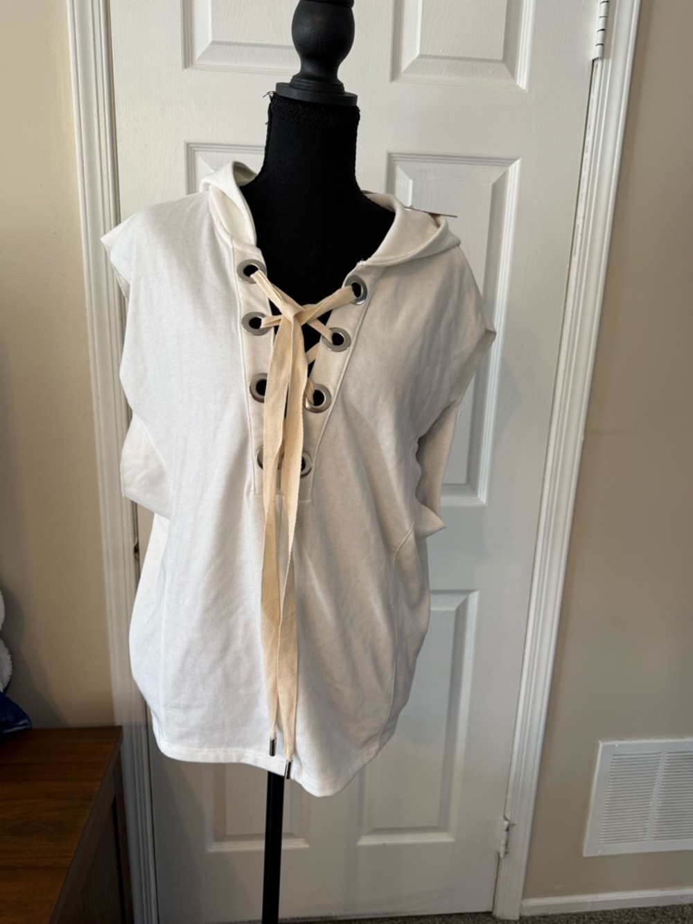 essue Cream-Accent White Lace-Up Hooded Sleeveless Top